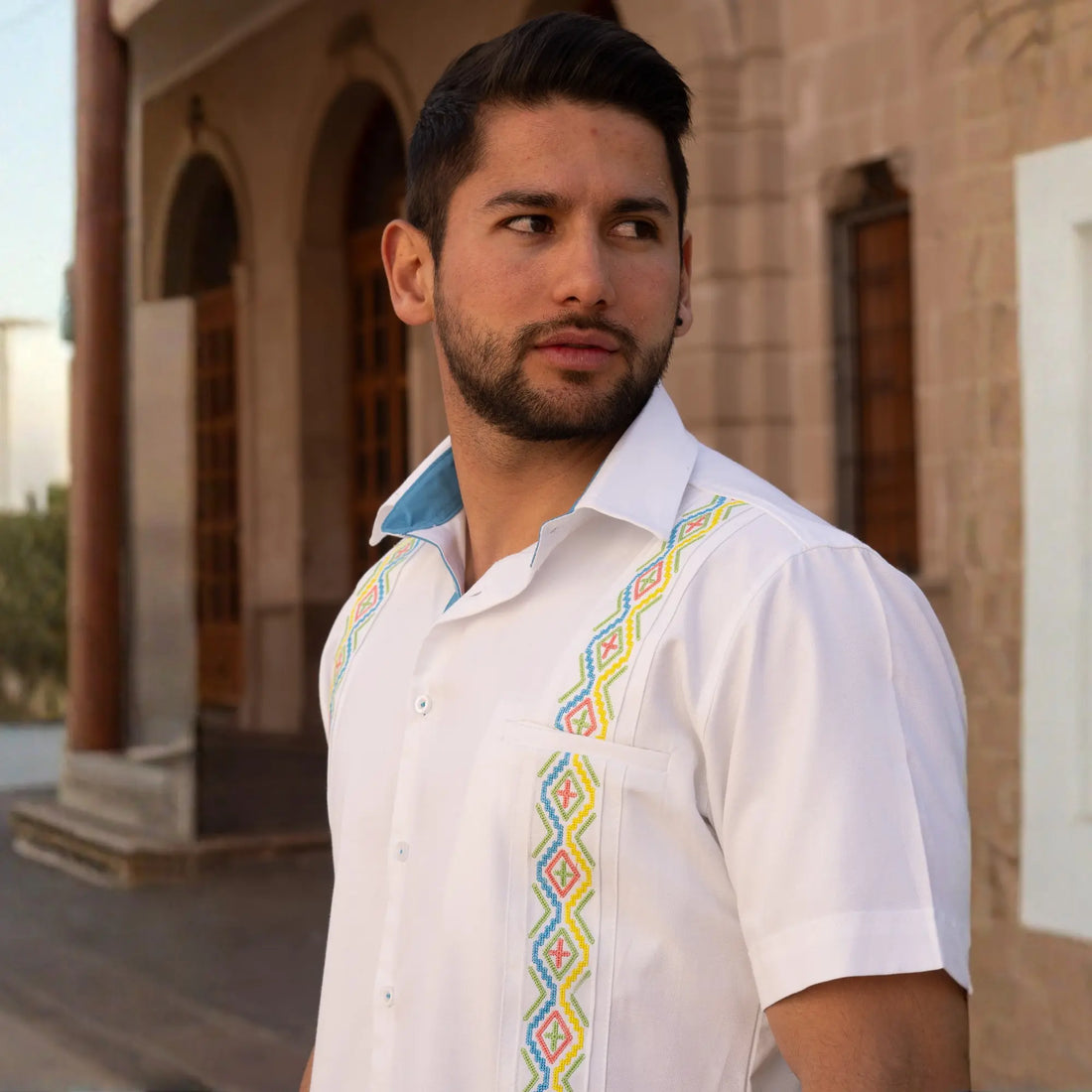 Camisa Guayabera Blanca Multicolor y Alforzas