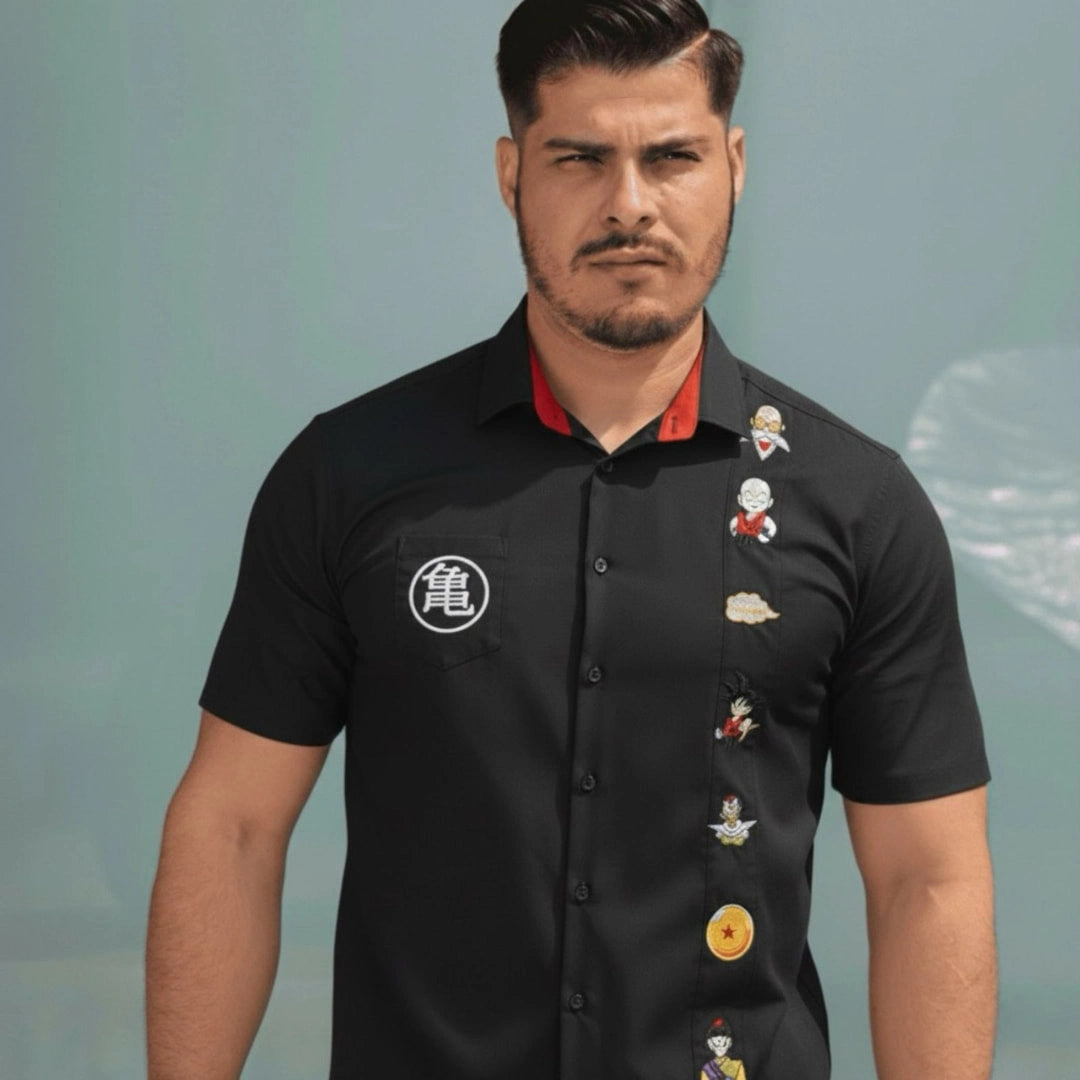 Modelo masculino vistiendo guayabera negra de manga corta en 100% algodón, con bordados frontales inspirados en guerreros de artes marciales y batallas épicas, marca Guayaberas LeMaan.