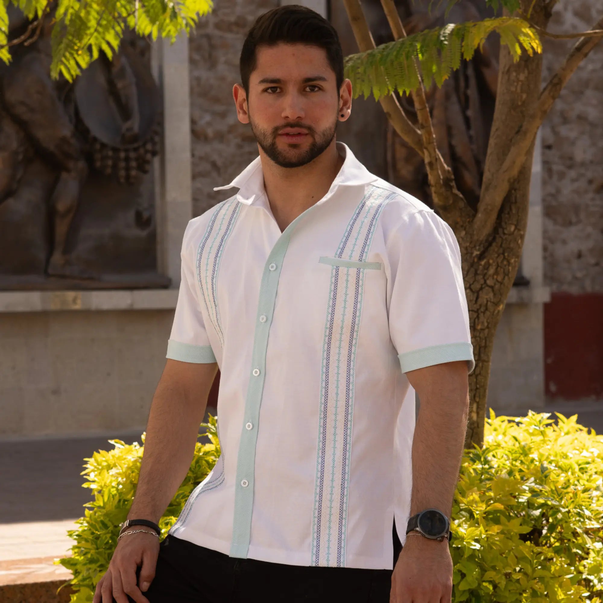 Camisa Guayabera Blanca y Menta con Bordado Geométrico