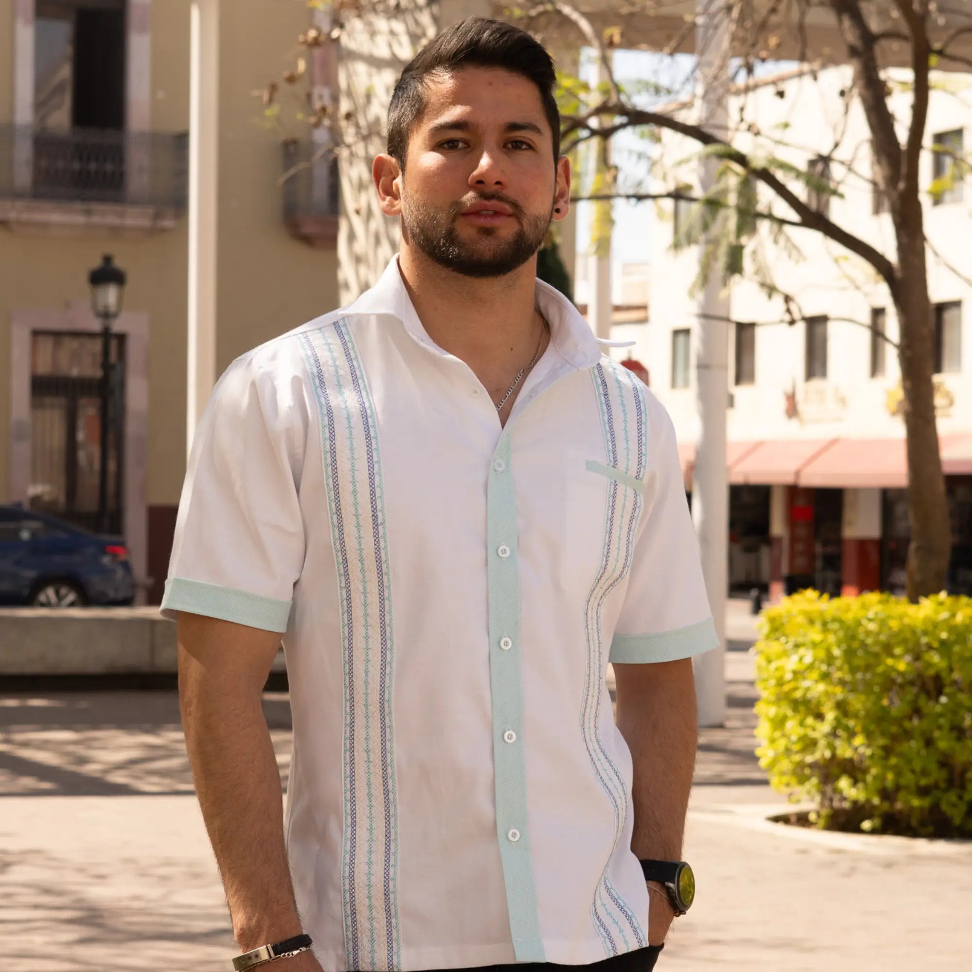 Camisa Guayabera Blanca y Menta con Bordado Geométrico
