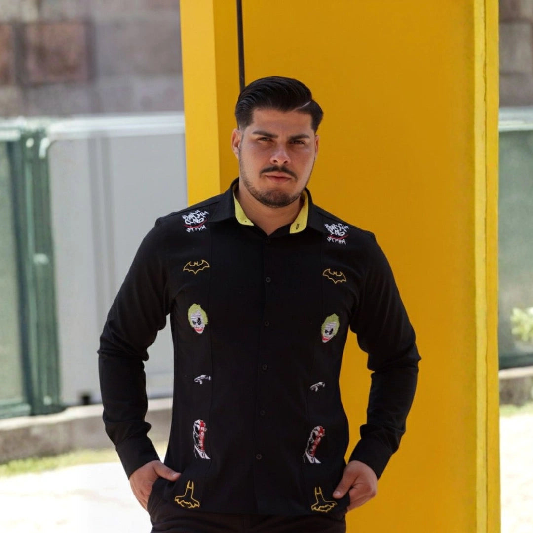 Modelo masculino luciendo guayabera negra de manga larga en 100% algodón, con bordados temáticos inspirados en iconos de la cultura urbana y justicieros nocturnos, diseño exclusivo de Guayaberas LeMaan.