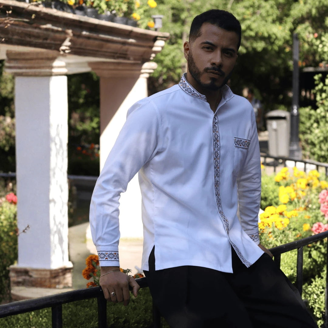 Modelo masculino luciendo guayabera blanca de manga larga con corte regular de Guayaberas LeMaan, destacando las aberturas laterales y el diseño sofisticado para eventos formales.
