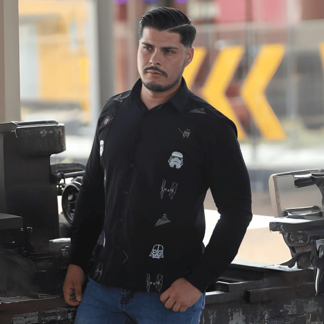 Modelo masculino luciendo guayabera negra de manga corta en 100% algodón de Guayaberas LeMaan, con diseño de estética galáctica y espacial ideal para fans de la ciencia ficción.
